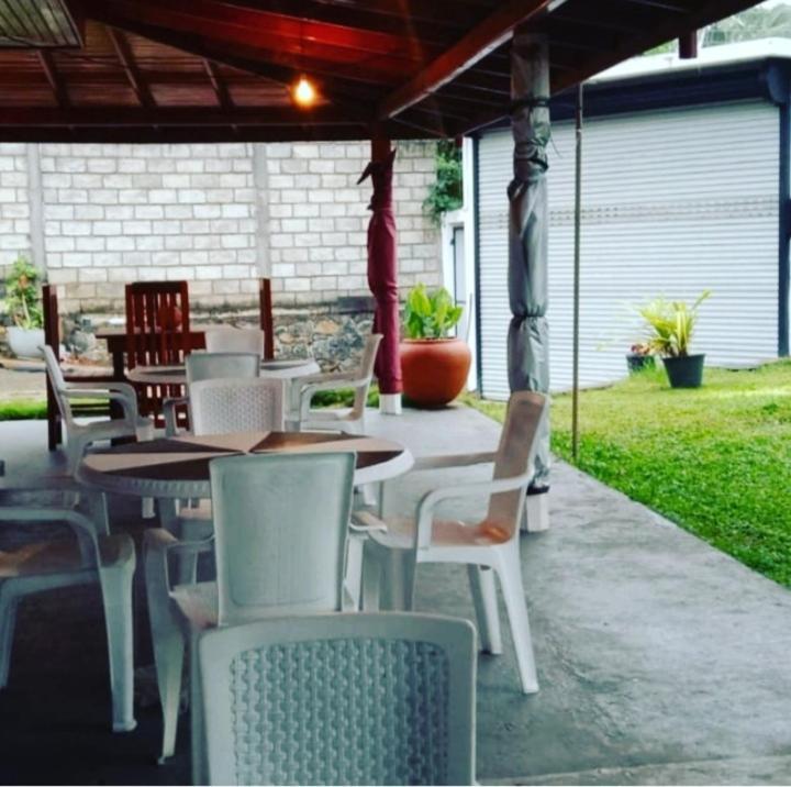 Tharurashmi Sea Pond Villa & Surf Hostel - Hiriketiya 迪克韦勒 外观 照片