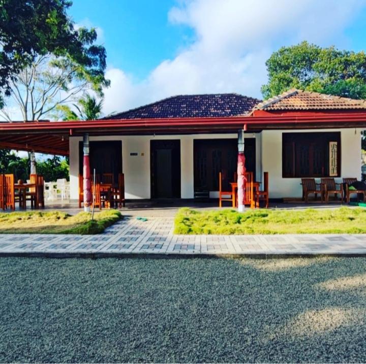 Tharurashmi Sea Pond Villa & Surf Hostel - Hiriketiya 迪克韦勒 外观 照片
